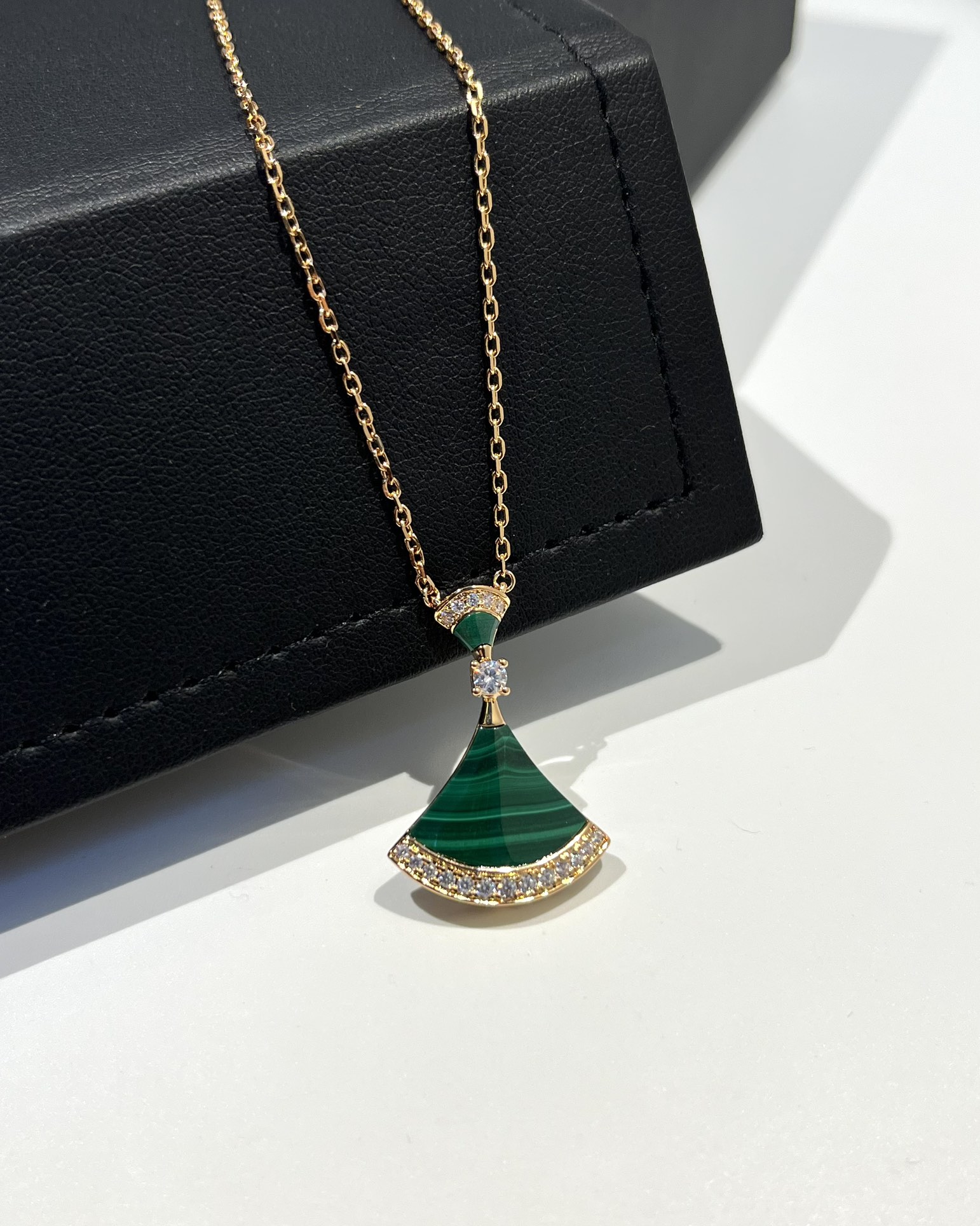 批发价💰165
Bv Divas' Dream系列 孔雀石裙子项链 
品相完美，细节无敌，天然白贝那种独特的纹路和色泽完全无可挑剔，
再缀以经典扇子外形设计，简约之余却又优雅夺目，白贝母与玫瑰金的组合更显气色，上身雅致动人。