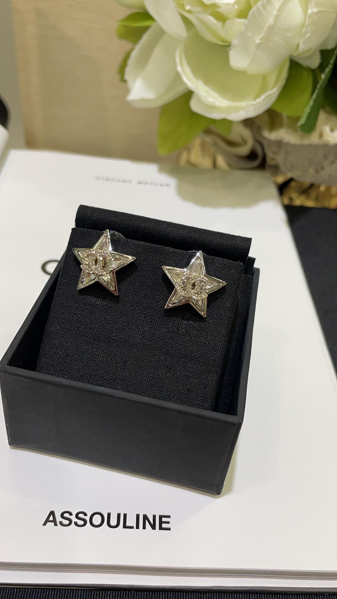 NO:942223,88170 arrived today and purchased yb 23s new silver five-pointed star rhinestone gold double C stud earrings. The small stars composed of five drop diamonds are super sparkling and charming. It has a sense of sight like the comet series of high-end jewelry. It is cute and lively when worn on the body. It comes standard with the temperament of a wealthy daughter. Exclusively purchased from yb developed, consistent brass gold plating, Swarovski diamonds, earrings with packaging box, gold plating, Cartier high-end jewelry1986090988170今日到货购入yb 23s新款银色五角星水钻金色双C耳钉 五颗水滴钻组成的小星星超闪超迷人 很有高定珠宝彗星系列的即视感 佩戴上身可爱活泼 富家千金气质标配 独家购入yb开发 一致黄铜镀金 施华洛钻 耳钉带包装盒,,gold plating,卡迪亚高端饰品,Jewelry