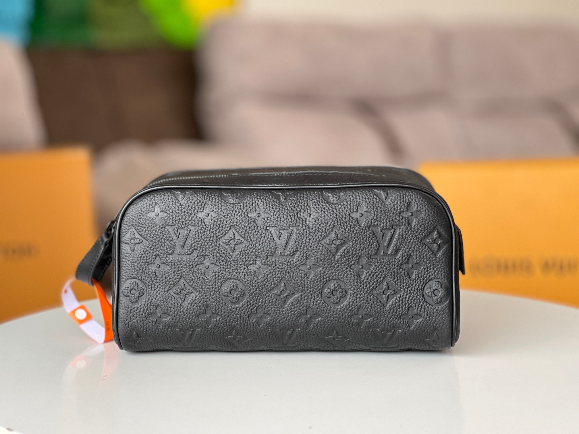 NO:200947,Details of the development of the perfect original single hardware [Dopp Kit Cleansing Makeup Bag] M59478 Embossed Watch Bag 47628 (Lychee Pattern) Black This Dopp Kit Cleansing Bag is made of fine grained Taurillon Monogram leather and carries cleansing supplies and other personal items in an elegant way. The bag is spacious, equipped with double zipper closure and washable lining, with both styling and practical functions. This accessory can be used as a thoughtful gift and can be perfectly matched with any Louis Vuitton travel bag. Size 28 x 15 x 16.5 cm, LV [Top Original Single], louis vuitton, louis vuitton, cosmetic bags & cases19860909对版开发细节完美原单五金【Dopp Kit梳洗 化妆包】M59478压花手表包 47628（荔枝纹）黑色 這款Dopp Kit梳洗包以細緻粒面Taurillon Monogram皮革製造,以優雅的方式攜帶梳洗用品及其他個人物品.袋款容量寬敞,配備雙拉鏈開合及可洗襯裡,兼具型格和實用功能.此配飾可作為貼心禮物,亦可完美配搭任何路易威登旅行袋. 尺寸28 x 15 x 16.5 厘米,LV【顶级原单】,louis vuitton,louis vuitton,cosmetic bags & cases,Bag