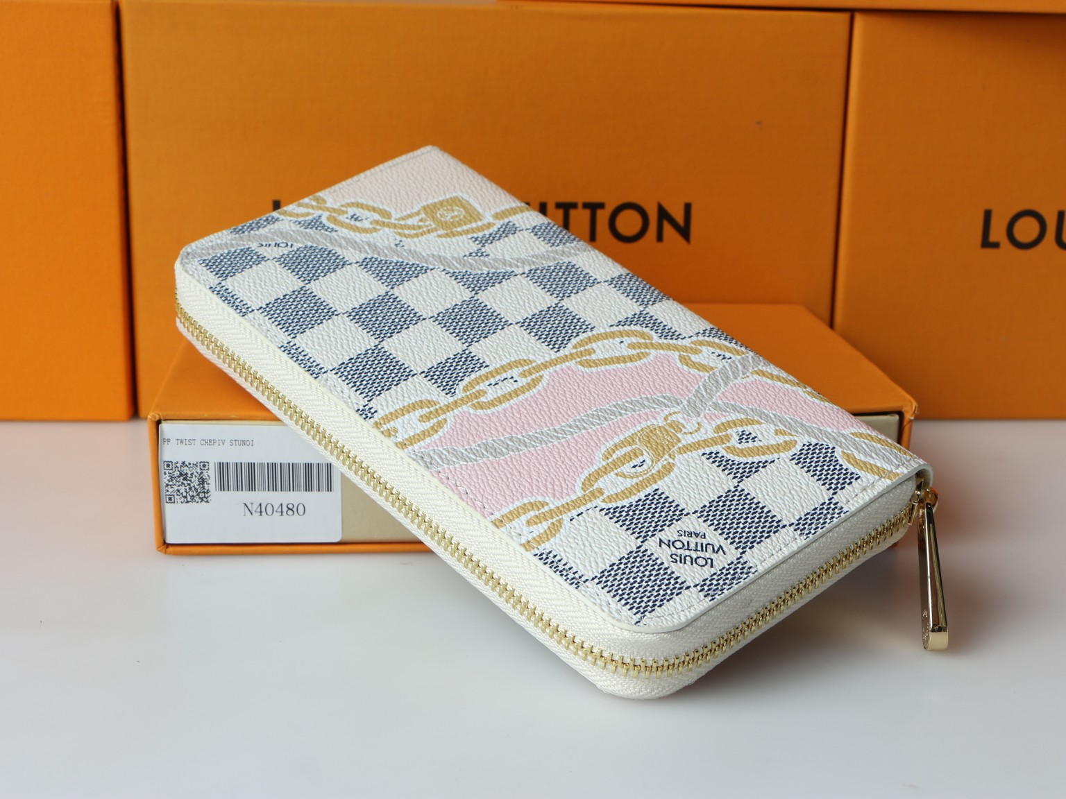 Close-up of the zipper on the long leather wallet