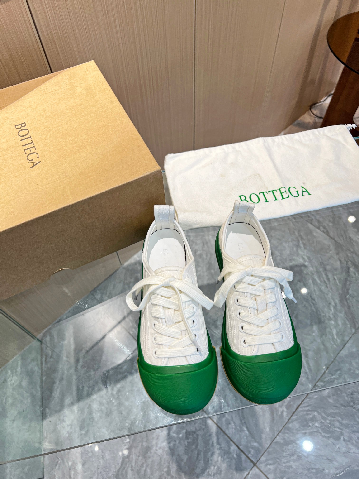 NO:348891,Real price Bottega Veneta Baodie home textile casual shoes. It looks so beautiful on the feet. Simple and versatile. The thick toe is very prominent. It can be suitable for spring outfits with various pants. There is also a classic BV green color. The material is completely consistent. The upper is imported Ridilong cotton. Outsole: original TPU sole. Floor pad: A-grade cowhide. Size 35-40. Men's 39-45., bottega veneta, bottega veneta, bottega veneta, cowhide19860909实价 Bottega Veneta 葆蝶家纺布休闲鞋 上脚真的太好看了 简约又百搭,厚厚的鞋头很突造型 搭配各种裤型都能别适合春季穿搭 还有经典的bv绿配色 材质完全对版 鞋面内里迪龙进口棉 大底:原版TPU大底 垫脚:A级牛皮 码数35-40码 男39-45,,bottega veneta,bottega veneta,bottega veneta,cowhide,Men's shoes