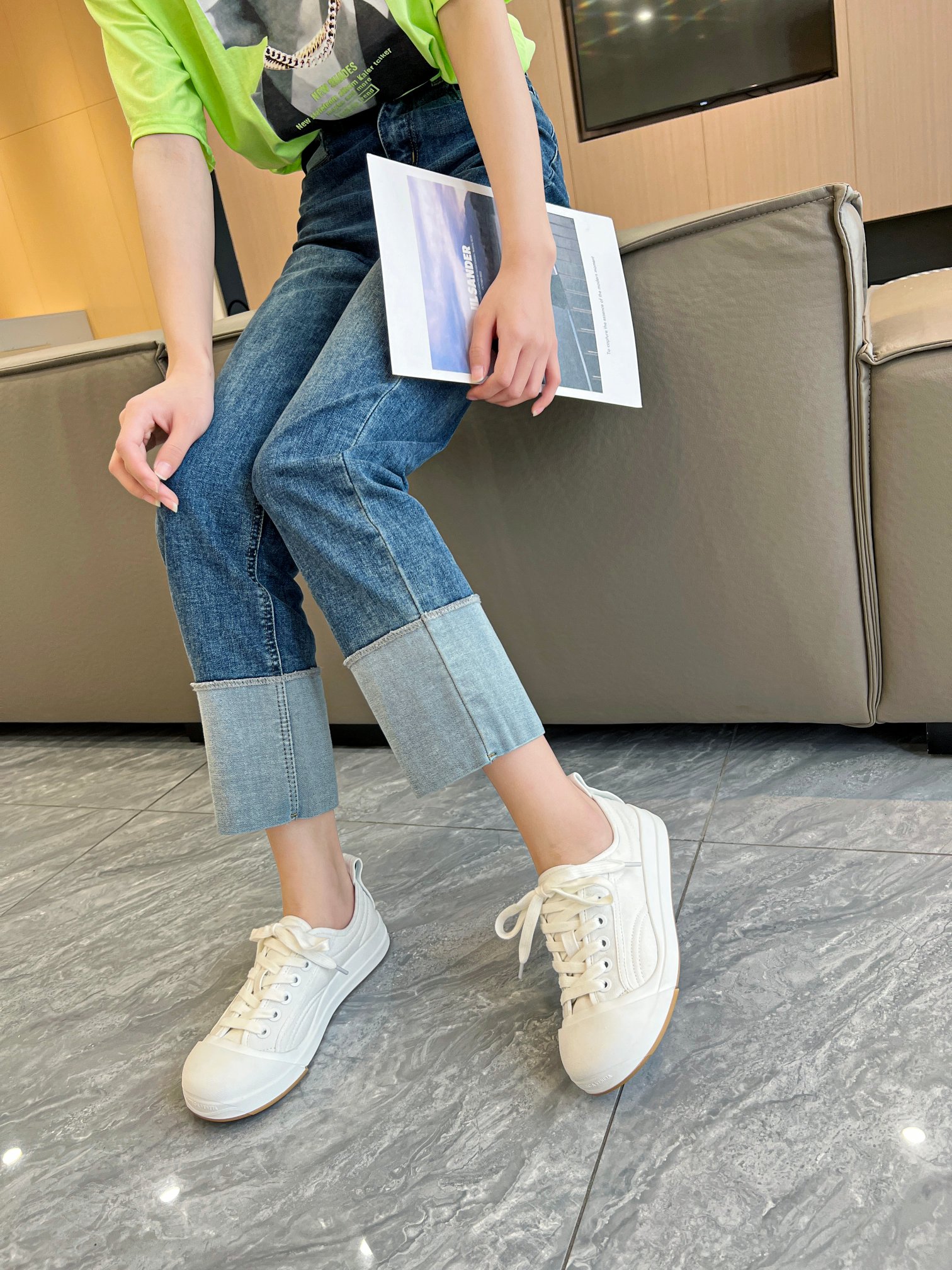 NO:348913,Real price Bottega Veneta Baodie home textile casual shoes. It looks so beautiful on the feet. Simple and versatile. The thick toe is very prominent. It can be suitable for spring outfits with various pants. There is also a classic BV green color. The material is completely consistent. The upper is imported Ridilong cotton. Outsole: original TPU sole. Floor pad: A-grade cowhide. Size 35-40. Men's 39-45., bottega veneta, bottega veneta, bottega veneta, cowhide19860909实价 Bottega Veneta 葆蝶家纺布休闲鞋 上脚真的太好看了 简约又百搭,厚厚的鞋头很突造型 搭配各种裤型都能别适合春季穿搭 还有经典的bv绿配色 材质完全对版 鞋面内里迪龙进口棉 大底:原版TPU大底 垫脚:A级牛皮 码数35-40码 男39-45,,bottega veneta,bottega veneta,bottega veneta,cowhide,Men's shoes