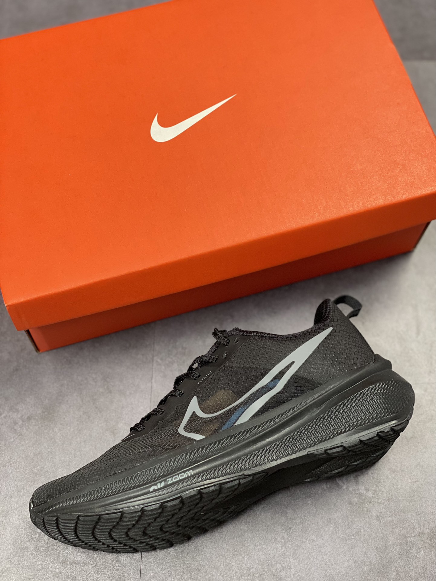 170 Nike Air Zoom Viale 维亚尔系列运动跑鞋 采用蝉翼透气构成鞋面CW7358-883