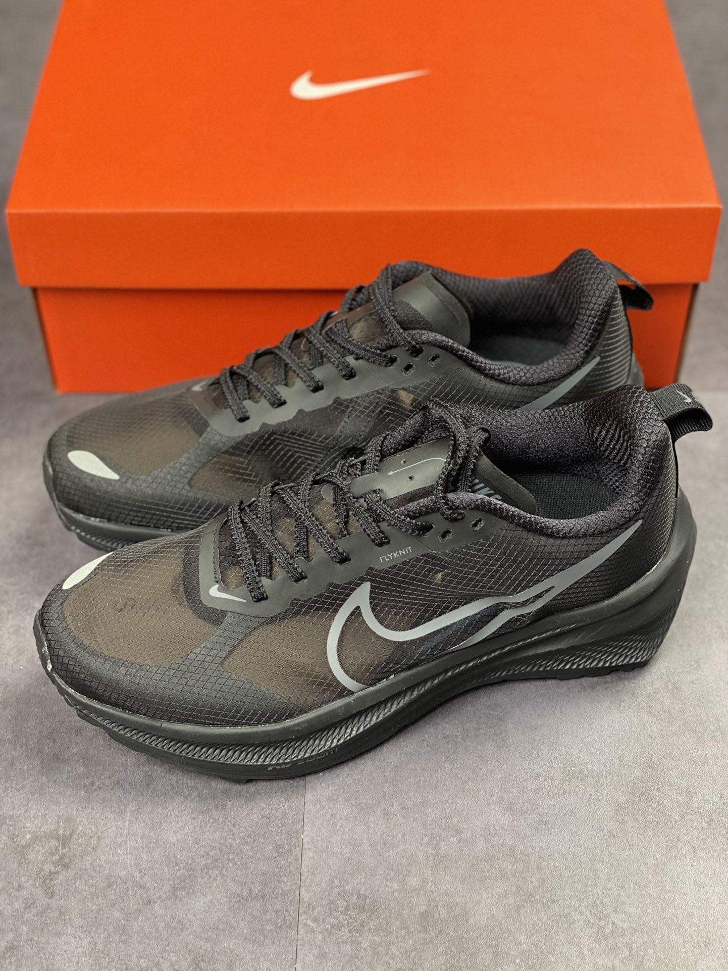 170 Nike Air Zoom Viale 维亚尔系列运动跑鞋 采用蝉翼透气构成鞋面CW7358-883