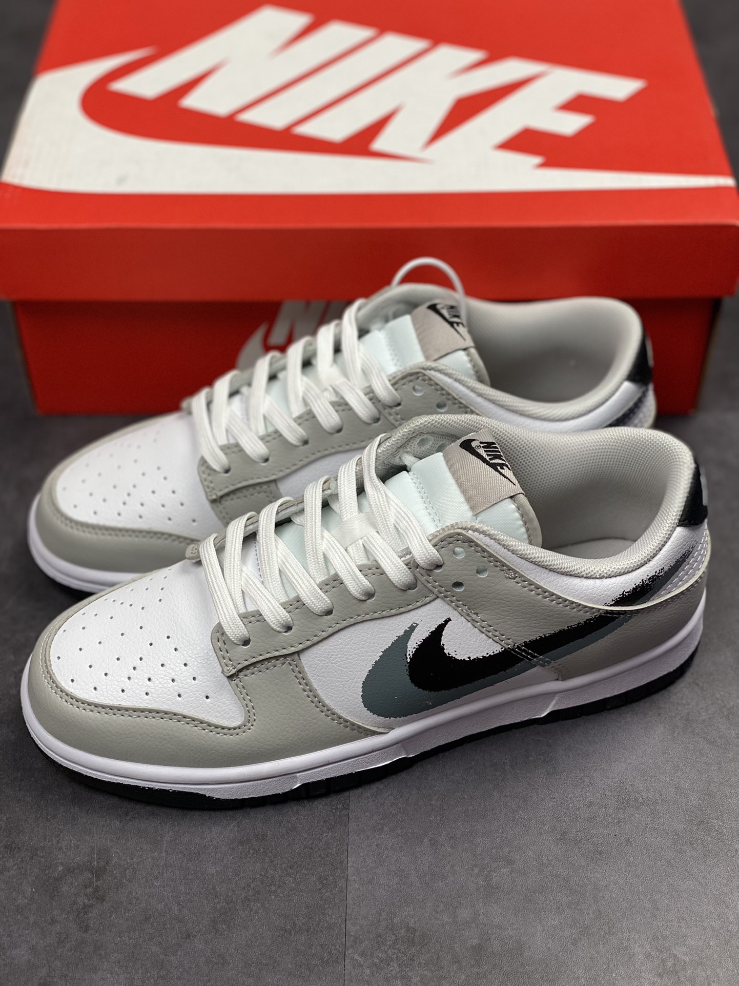 NIKE SB Dunk Low ”Spray Paint” Sage FD0661-100