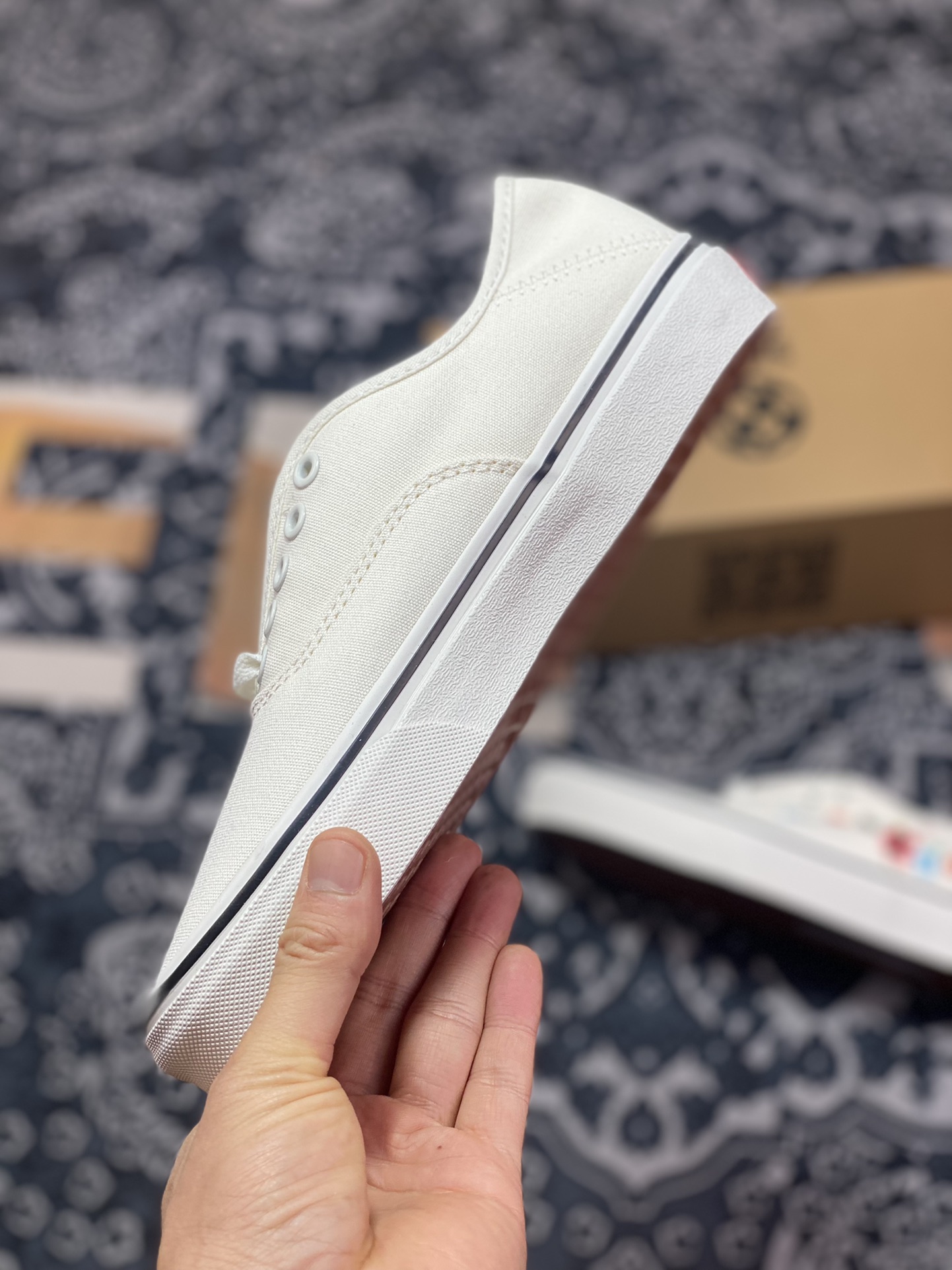 150   Vans Authentic VR3白色刺绣小花