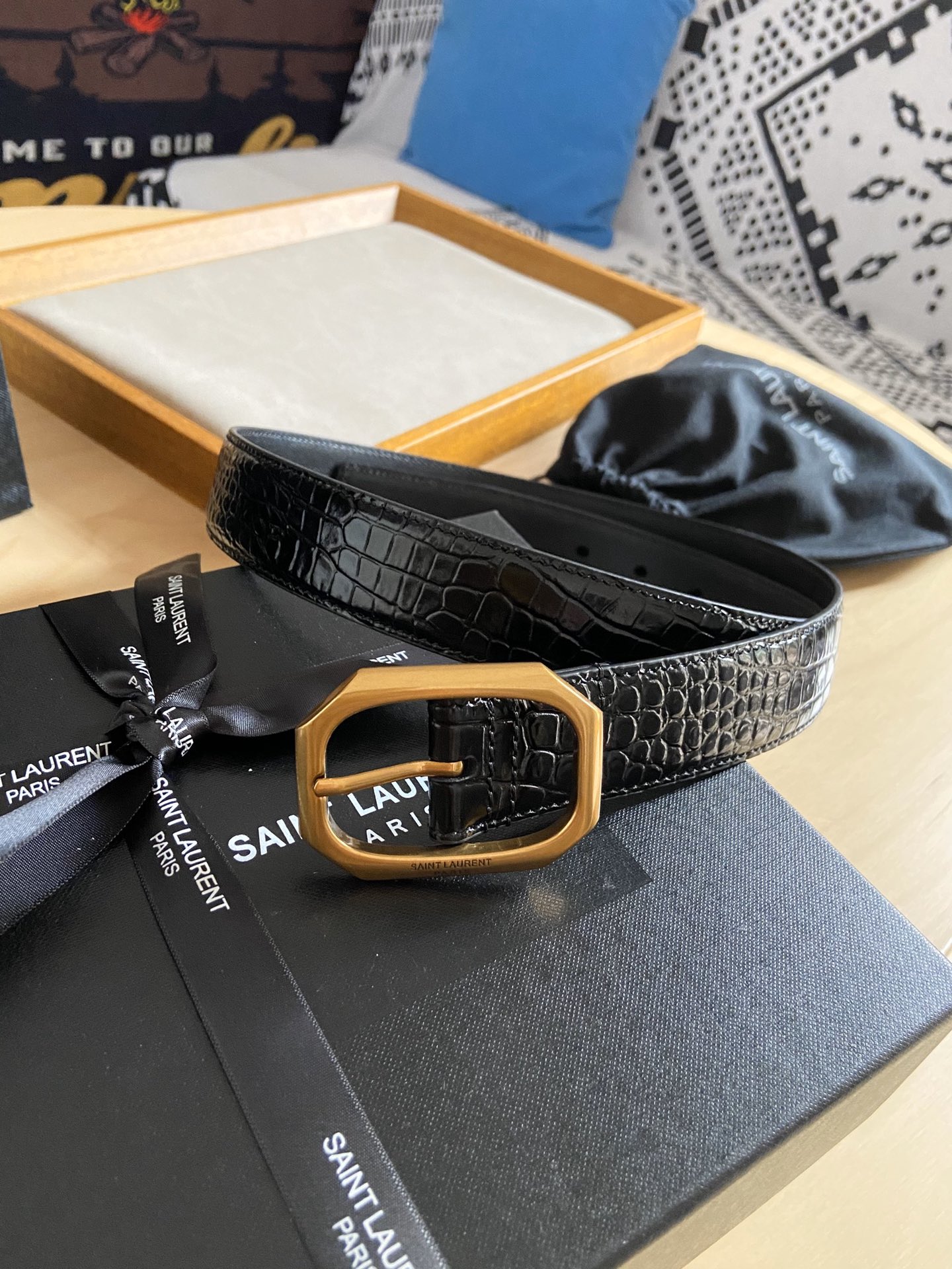 Saint Laurent 200 伊夫圣罗兰YSL 自诞生的那一刻起 就在人们心中留下了色彩缤纷 浪漫高雅的形象