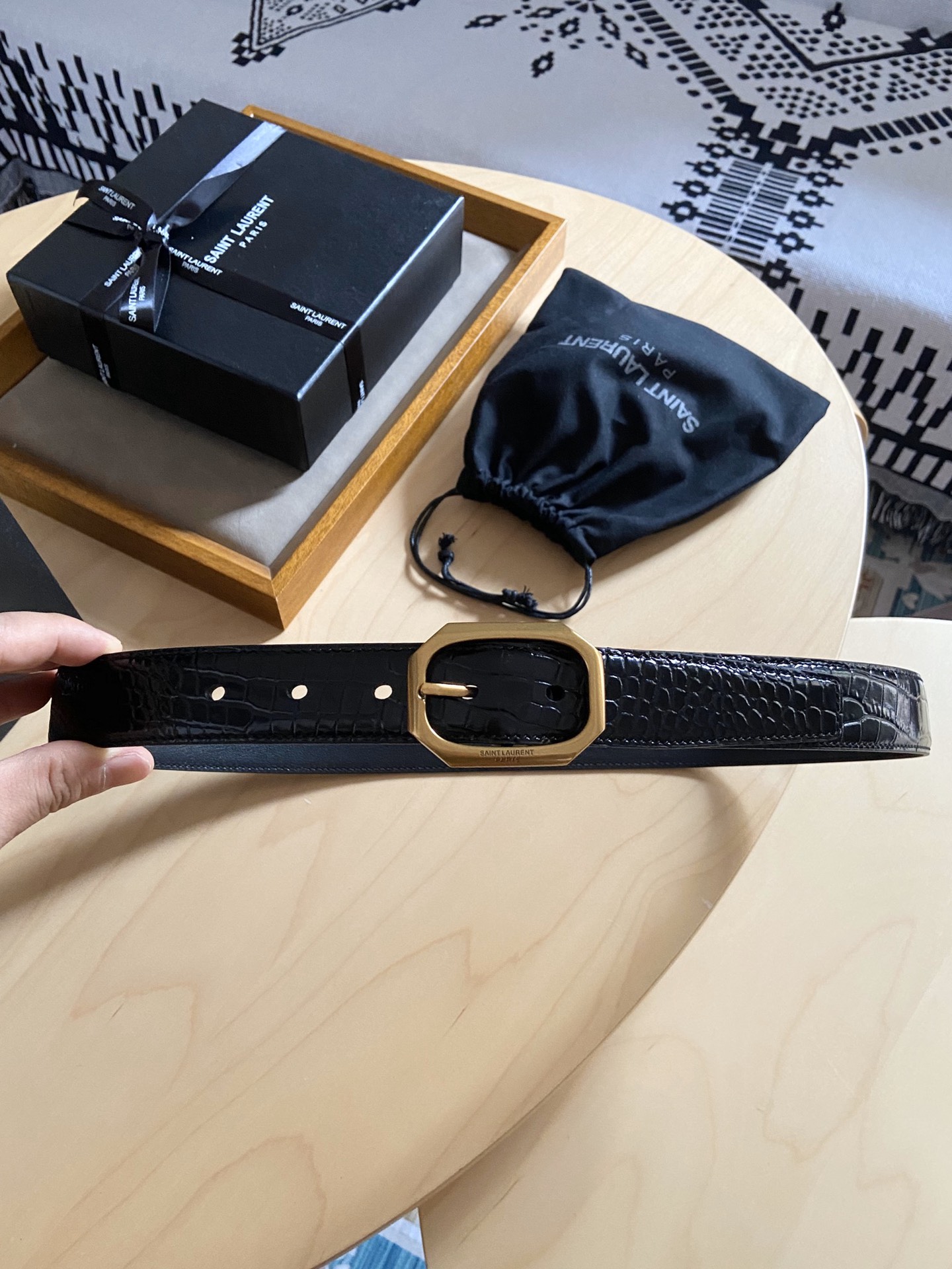 Saint Laurent 200 伊夫圣罗兰YSL 自诞生的那一刻起 就在人们心中留下了色彩缤纷 浪漫高雅的形象