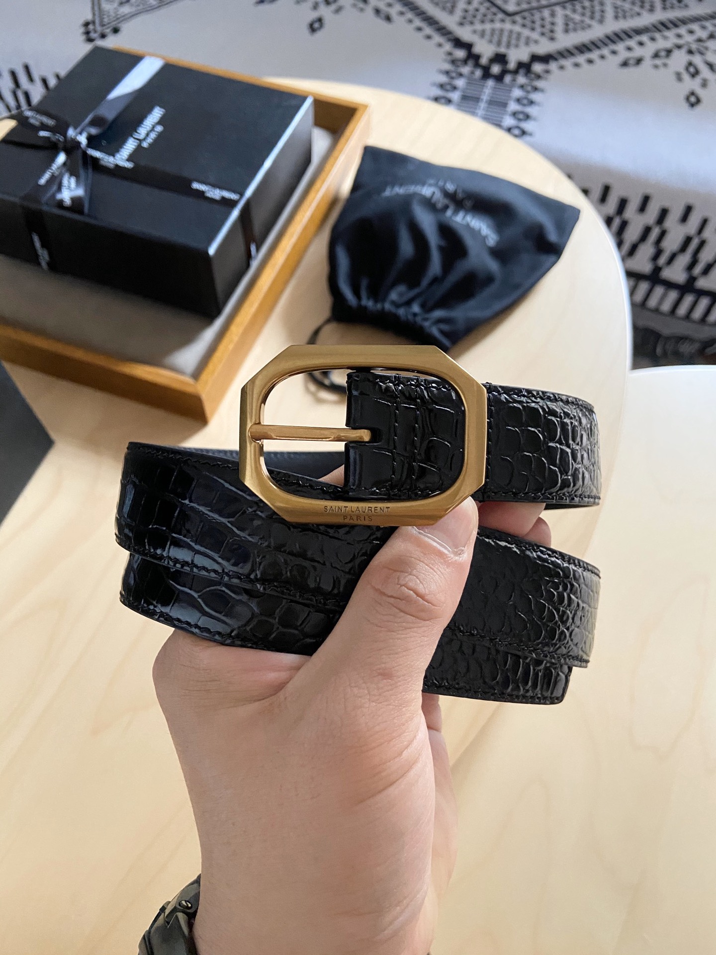 Saint Laurent 200 伊夫圣罗兰YSL 自诞生的那一刻起 就在人们心中留下了色彩缤纷 浪漫高雅的形象
