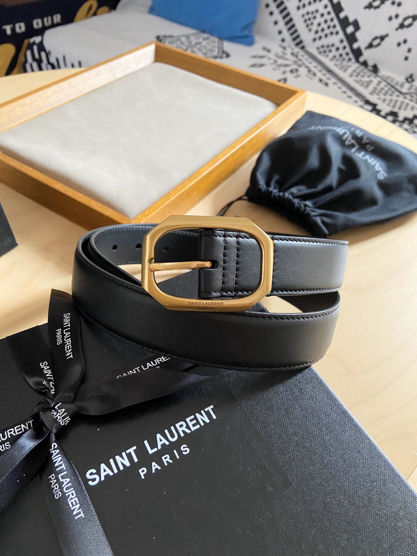 Saint Laurent 200 伊夫圣罗兰YSL 自诞生的那一刻起 就在人们心中留下了色彩缤纷 浪漫高雅的形象