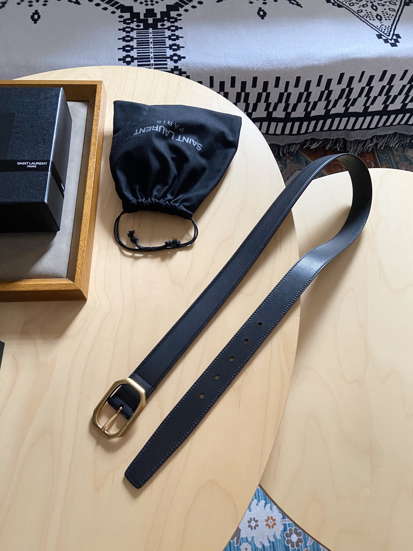 Saint Laurent 200 伊夫圣罗兰YSL 自诞生的那一刻起 就在人们心中留下了色彩缤纷 浪漫高雅的形象
