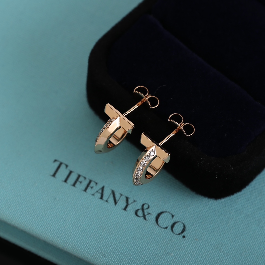 NO:633793,Tiff@ny T1 series earrings reinterpret the iconic design of the Tiff@ny T series with bold and avant-garde silhouettes and powerful details. The hoop earrings are exquisitely crafted and adopt a beveled edge design set with round brilliant-cut diamonds. Wear them alone to show your charming temperament, or pair them with a pair of earrings to create a modern and stunning look. They have been upgraded to flying saucer clasps!  Platinum/rose gold,88240,,earrings,Cardia high-end jewelry19860909Tiff@ny T1 系列耳环 以大胆前卫的轮廓和颇具力量的细节重新诠释 Tiff@ny T 系列的标志性设计.圈形耳环工艺精湛,采用镶嵌圆形明亮式切割钻石的斜边设计.单独佩戴彰显迷人气质,或者搭配一对耳钉,打造摩登惊艳造型.已升级为飞碟扣！白金/玫瑰金,88240,,earrings,卡迪亚高端饰品,Jewelry