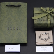 PGucci双g钥匙手链这款手链采用做旧效果,巧妙融入别致的钥匙设计,钥匙顶部饰有鲜明的品牌标识双G元素 PGucci双g钥匙手链这款手链采用做旧效果,巧妙融入别致的钥匙设计,钥匙顶部饰有鲜明的品牌标识双G元素