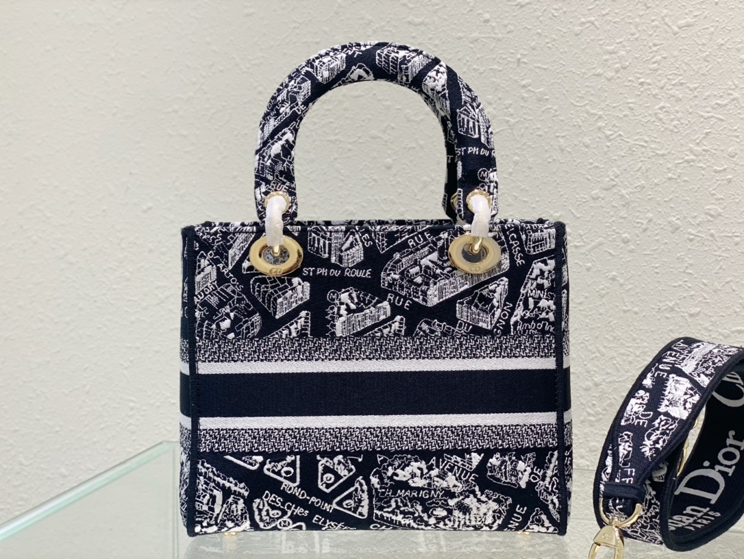 迪奥Dior顶级进口原厂刺绣黑巴黎地图戴妃包五格刺绣这款LadyD-Lite手袋将经典优雅的气质与时尚风