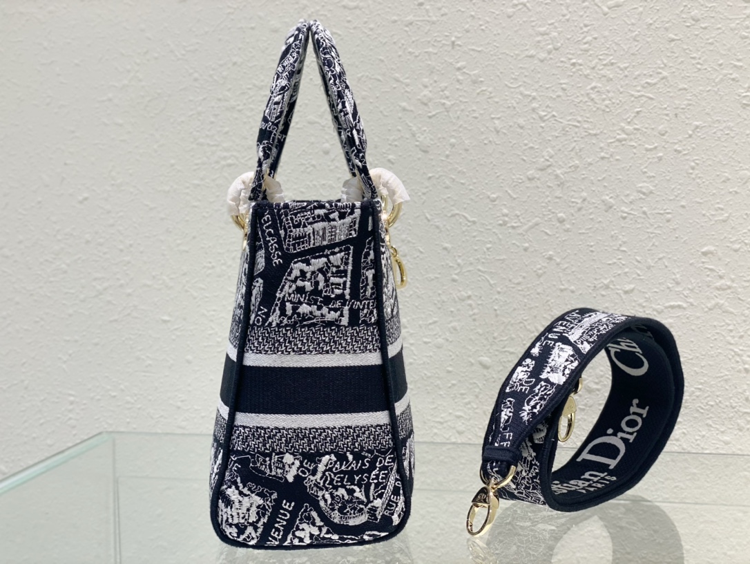 迪奥Dior顶级进口原厂刺绣黑巴黎地图戴妃包五格刺绣这款LadyD-Lite手袋将经典优雅的气质与时尚风