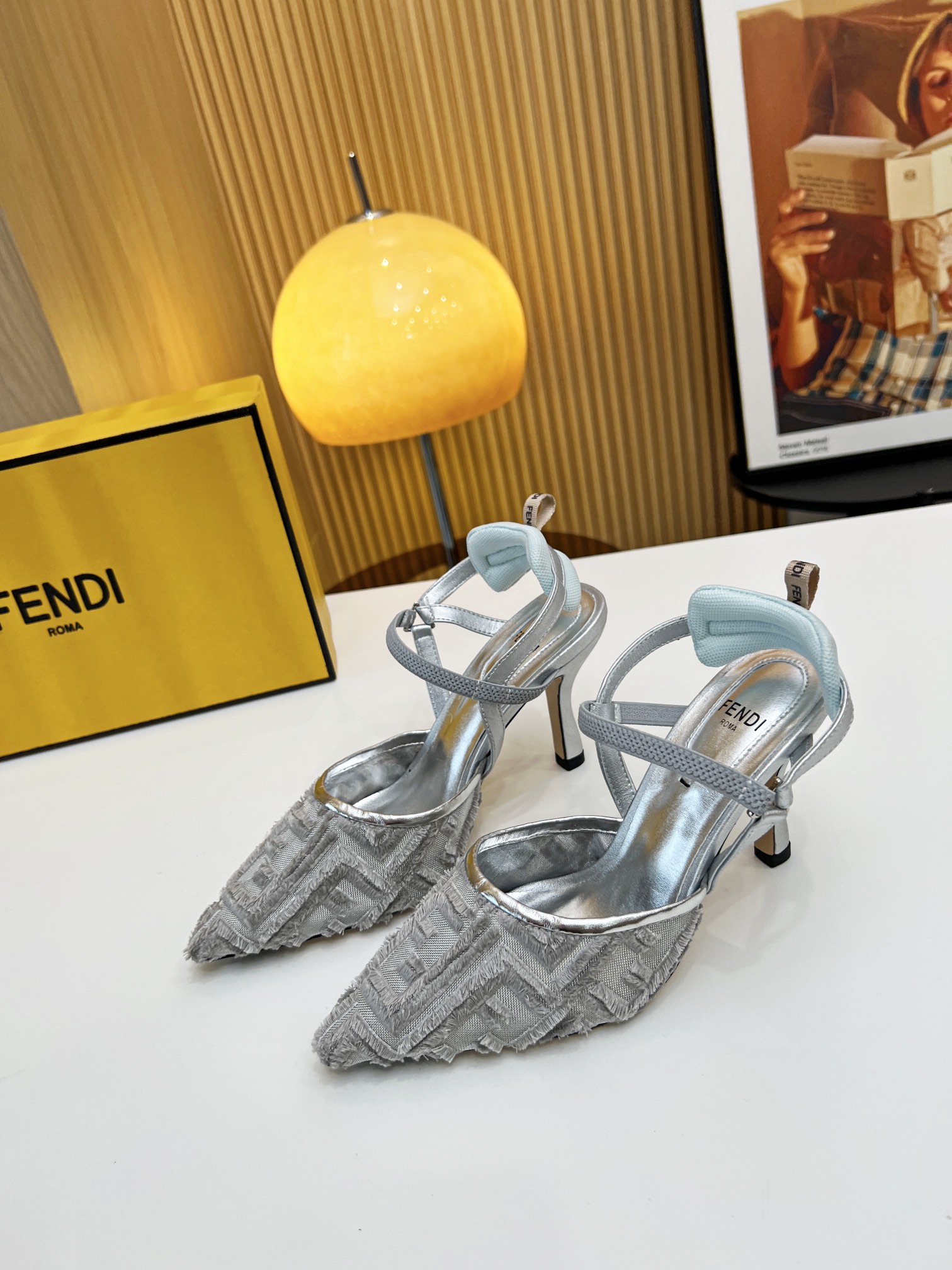 NO:876704,The F family tassel embroidery model is here. Its design is simply the existence of the white moonlight in your heart. 5 colors for you to choose from. Black, blue, gold, silver, red. Any color is eye-catching. 35-40 (41, 42 customized), sandals, fendi, sandals19860909F家流苏刺绣款来啦 它的设计简直就是心中白月光的存在 5个颜色供您选择 黑色、蓝色、金色、银色、红色.随便哪个色都是吸睛的存在 35-40（41、42定制）,凉鞋,fendi,sandals,Women's Shoes