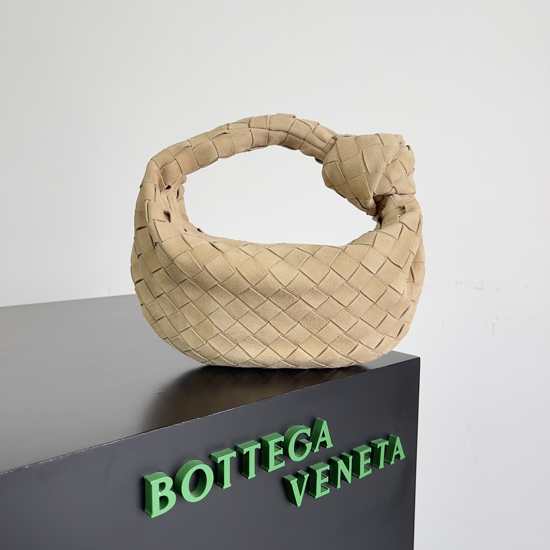 Bottega veneta͙.———\n最新款编织打结hobo \n    顶级小羊皮皮质很软，包形独特特别实用耐装，保留了传统的编织元素的同时多了几分张扬～ 采用羊皮手工编织制作 拉链开合 弧形无缝结构 搭配起来毫不费力 力荐  市场最高端欢迎来对比\n         【出厂均配全套包装】\nsize：xxcm。   型号：