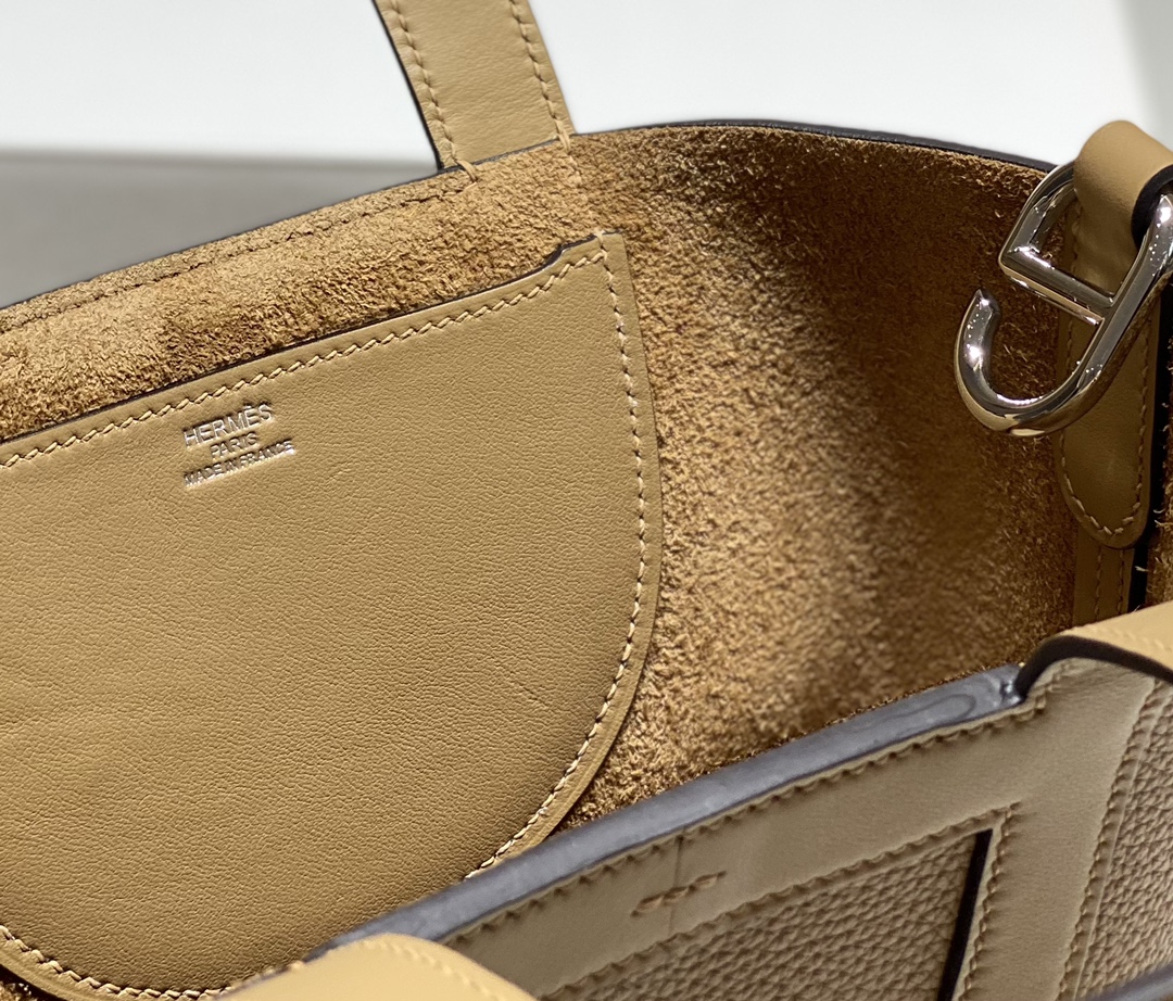 Hermès 专柜款经典手袋 4