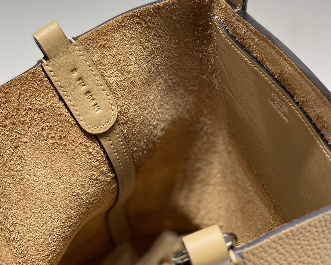 Hermès 专柜款经典手袋 5