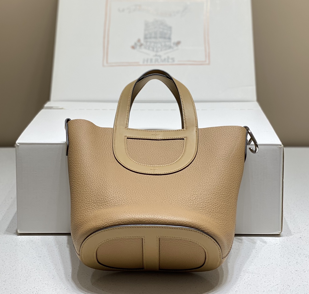 Hermès 专柜款经典手袋 3
