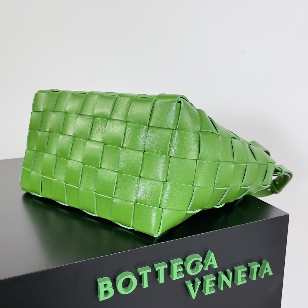 BottegaVeneta葆蝶家新出的保龄球包能装什么新出的保龄球包你们Get了吗超大容量关键低调简约上