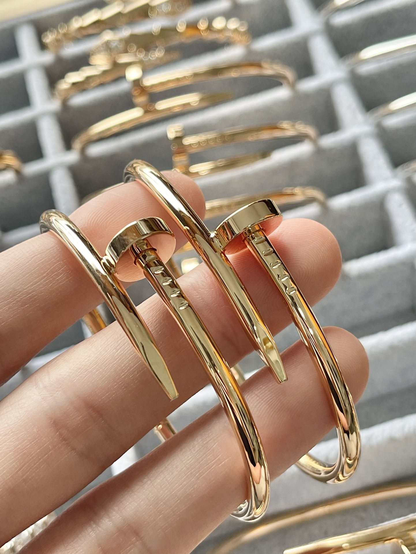 Cartier 卡地亚 宽版钉子手镯