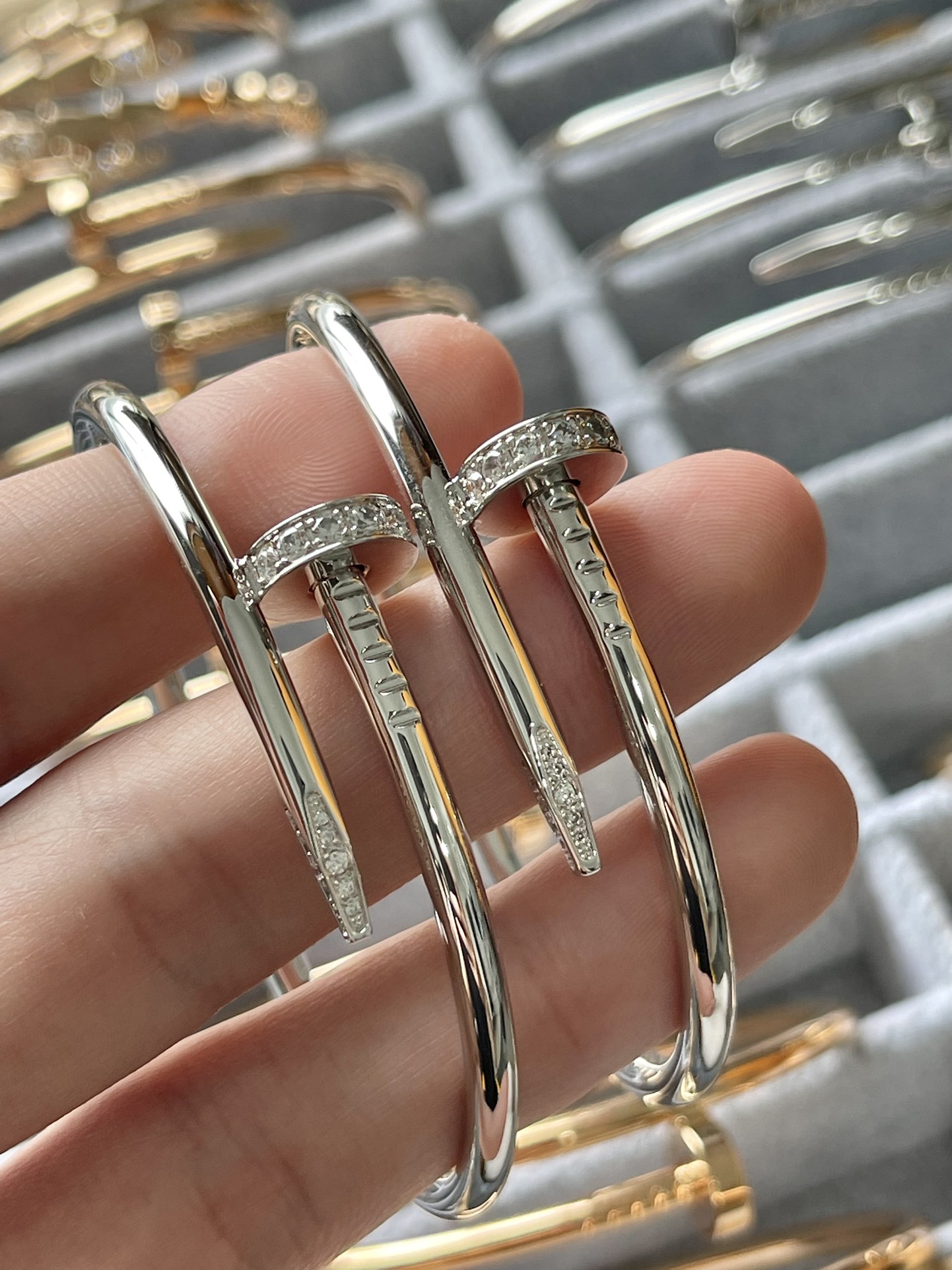 Cartier 卡地亚 宽版钉子手镯