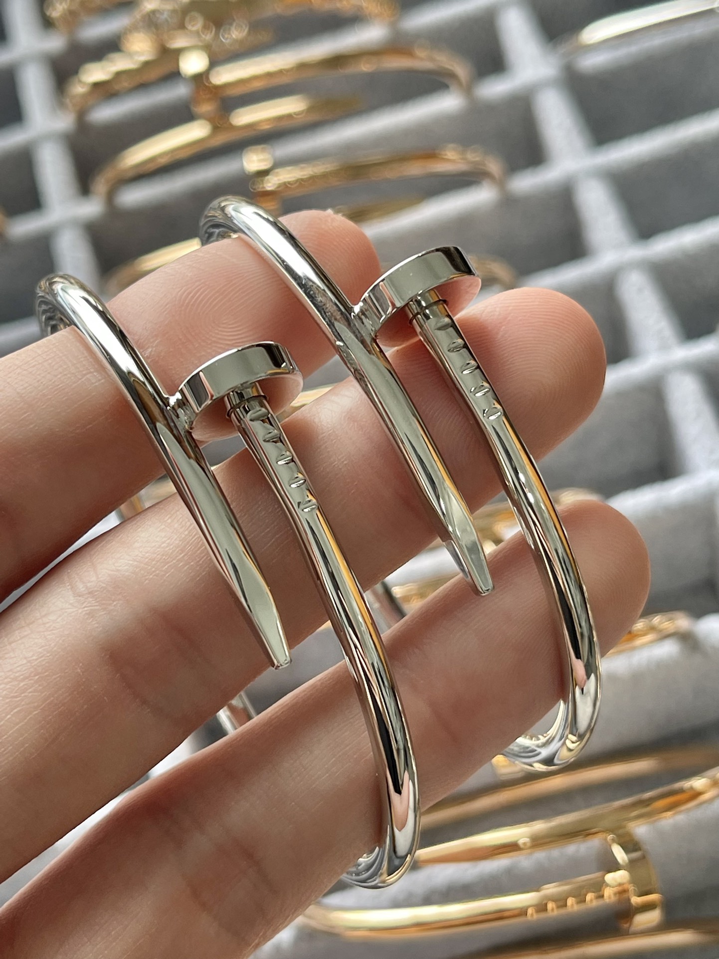 Cartier 卡地亚 宽版钉子手镯