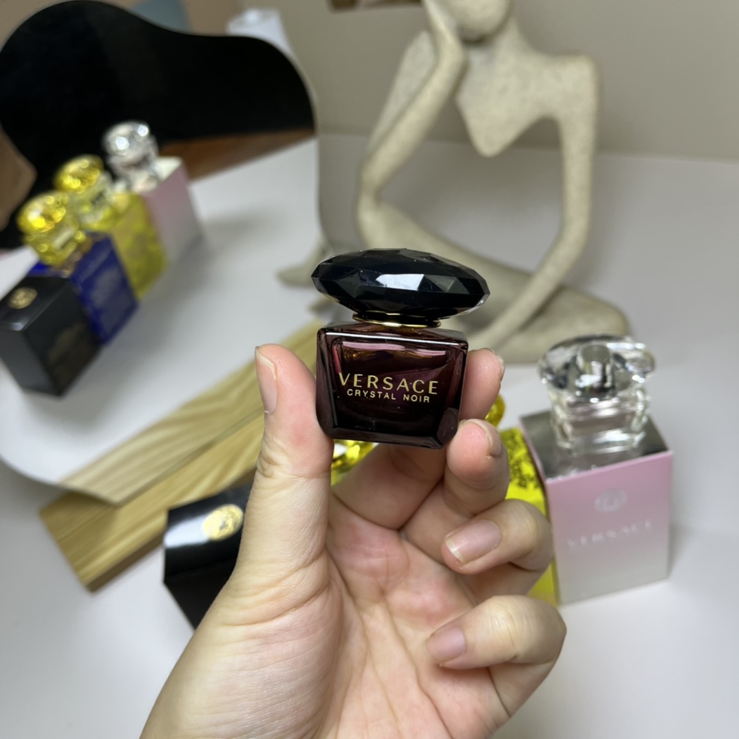 Versace Crystal Diamond Collection Mini Perfume Set - 4 x 5ml 7 i1680783789 7899 5