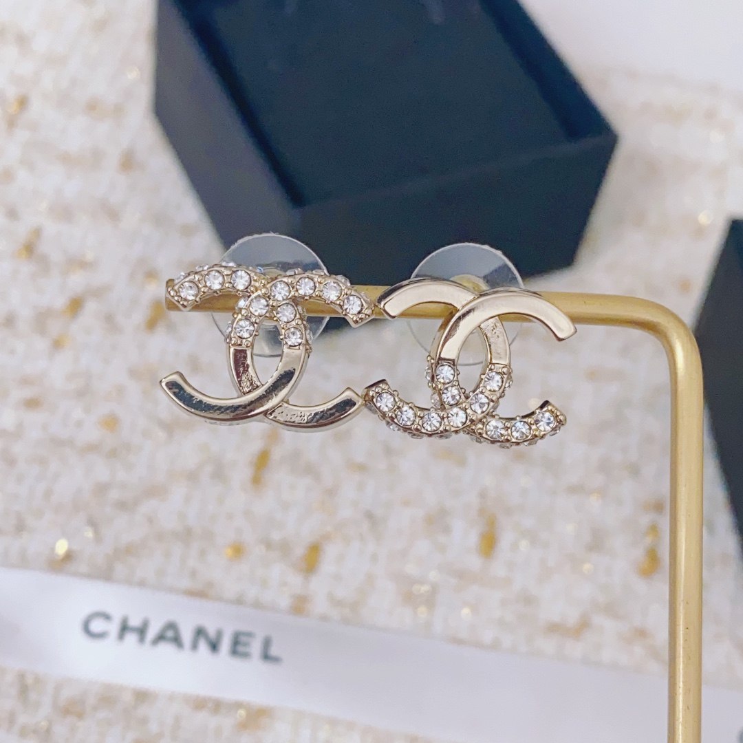 Chanel Chanel 22耳钉 除了惊艳还是惊艳 巨美巨 巨巨无敌 简约大方日常款 风格永存
