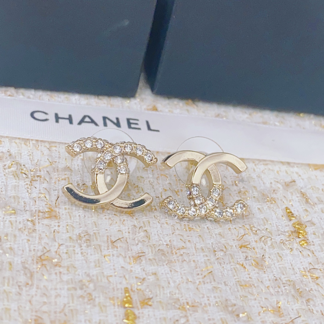 Chanel Chanel 22耳钉 除了惊艳还是惊艳 巨美巨 巨巨无敌 简约大方日常款 风格永存