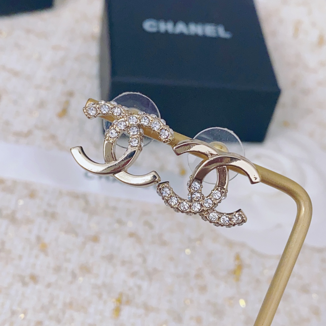 Chanel Chanel 22耳钉 除了惊艳还是惊艳 巨美巨 巨巨无敌 简约大方日常款 风格永存