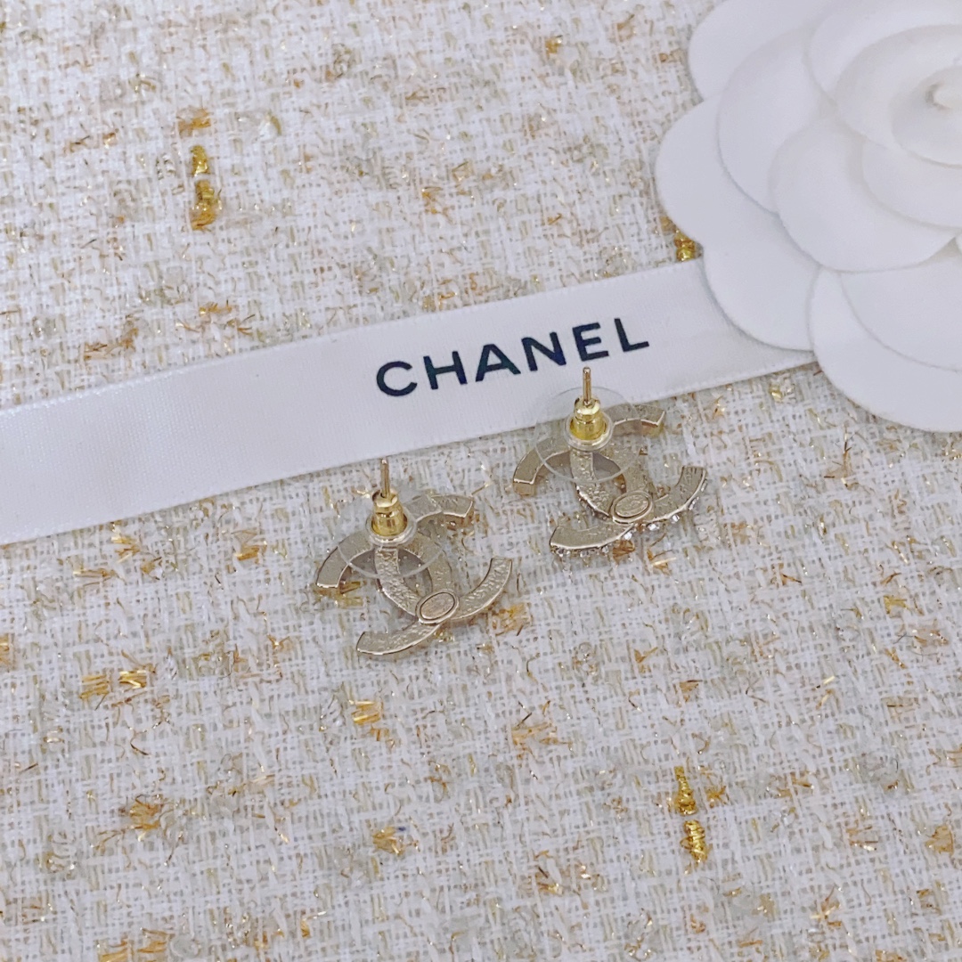 Chanel Chanel 22耳钉 除了惊艳还是惊艳 巨美巨 巨巨无敌 简约大方日常款 风格永存