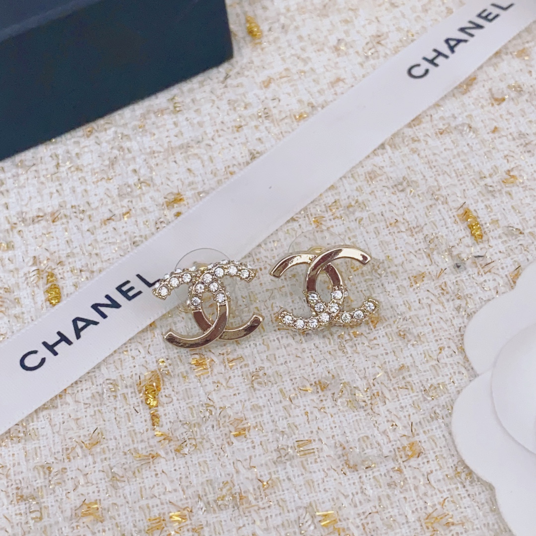 Chanel Chanel 22耳钉 除了惊艳还是惊艳 巨美巨 巨巨无敌 简约大方日常款 风格永存