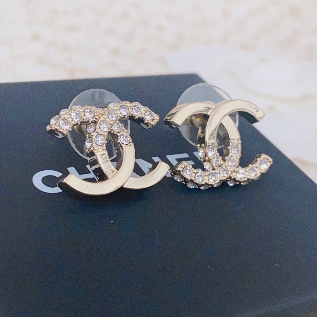 Chanel Chanel 22耳钉 除了惊艳还是惊艳 巨美巨 巨巨无敌 简约大方日常款 风格永存