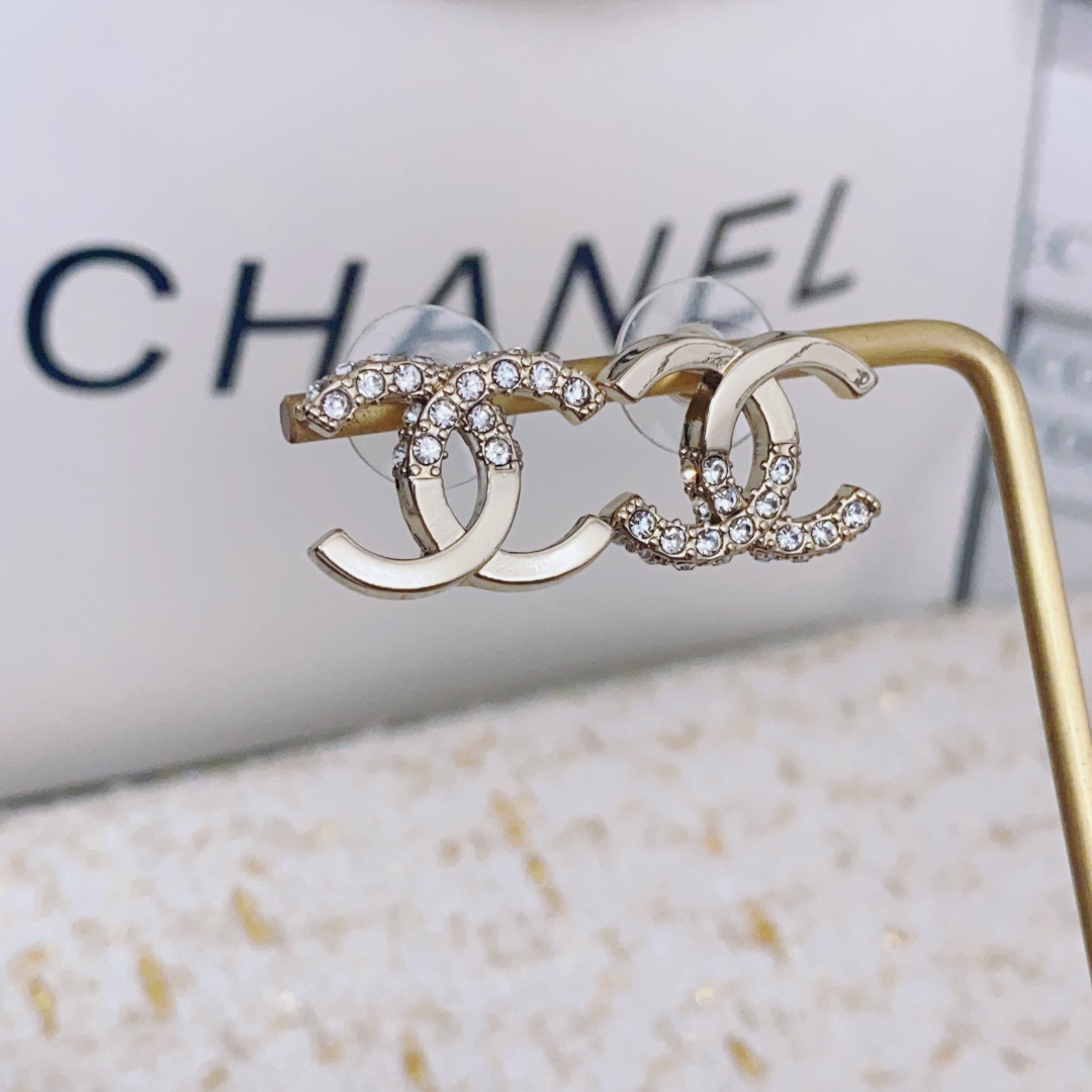 Chanel Chanel 22耳钉 除了惊艳还是惊艳 巨美巨 巨巨无敌 简约大方日常款 风格永存