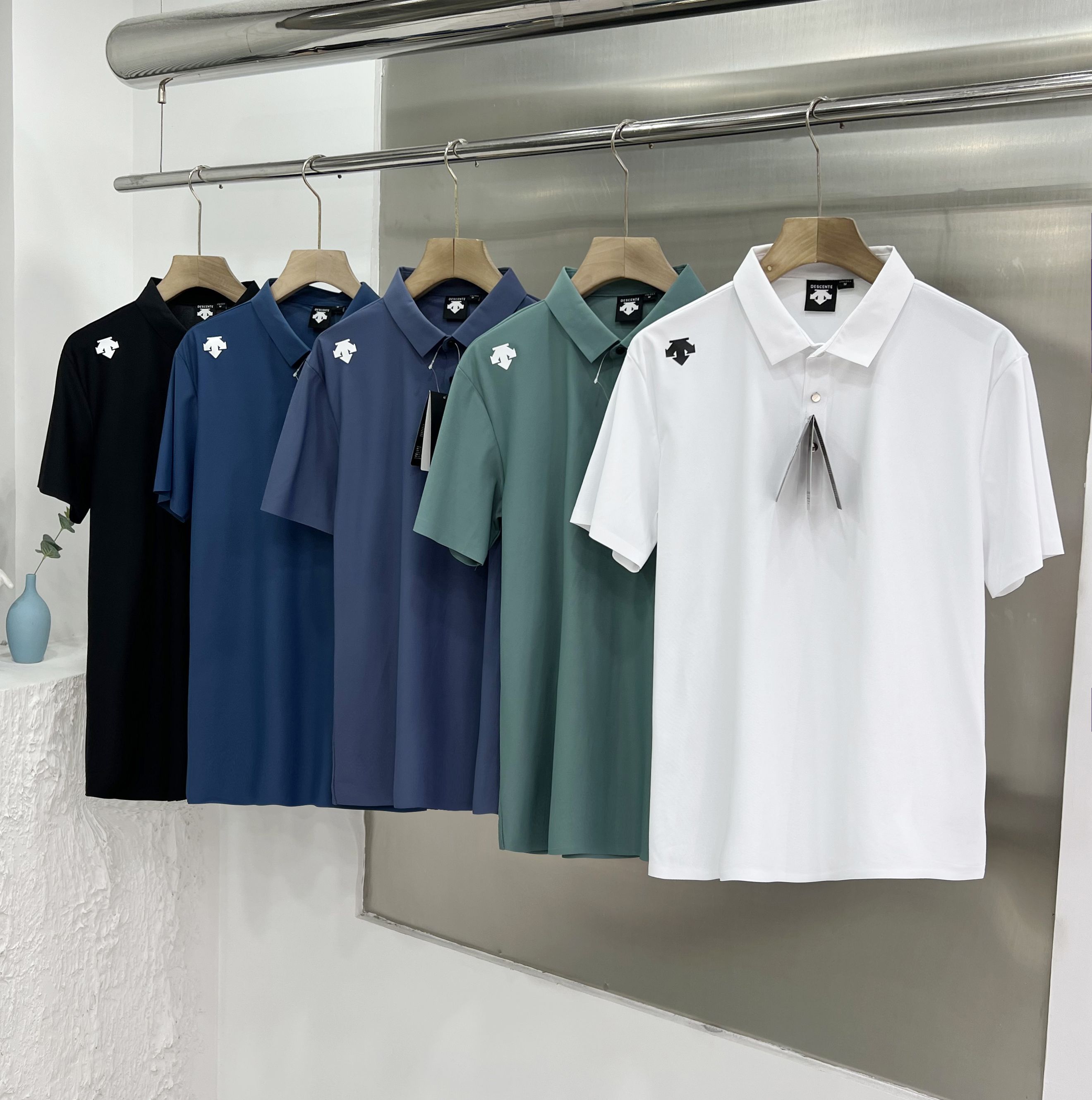 💰75
陈伟霆同款!DESCENTE 迪桑特经典徽标 夏季速干纯色短袖翻领POLO衫 高品质冰丝速干珠地面料
严选好货!2023迪家新款男士翻领无痕冰丝短袖POLO衫!高端牛奶丝锦氨混纺面料,爽滑亲肤,悬垂透气,舒适感非常好!胸前高温压烫LOGO,领子撞色点缀,整体简约百搭又不失档次!喜欢的兄弟不要错过!
进口牛奶丝锦棉混纺提花蜂眼面料,功能性面料,透气性、舒适性全方位提升!让原本商务一点的POLO衫更佳休闲化!不管青年、中年上身,都是气质与活力的加持!
面料细腻 手感爽滑 上身舒服
五个主打色都很称皮肤
品相好 里外干净 很难找到多余线头
修身的版型 配以高高的弹力
不会有紧绷束缚感
定制螺纹 紧致 弹性强
区别于国内螺纹处容易起球粘毛的毛病 这款性能更加凸出!
颜色:黑色 雾霾蓝 中灰色 绿色 白色
尺码 / M-3XL
M 衣长68 胸围96 肩宽43袖长20
L 衣长70 胸围100 肩宽45 袖长21
XL 衣长72 胸围104 肩宽47 袖长21
2XL 衣长74 胸围108 肩宽49 袖长21
3XL 衣长76 胸围112 肩宽51 袖长22