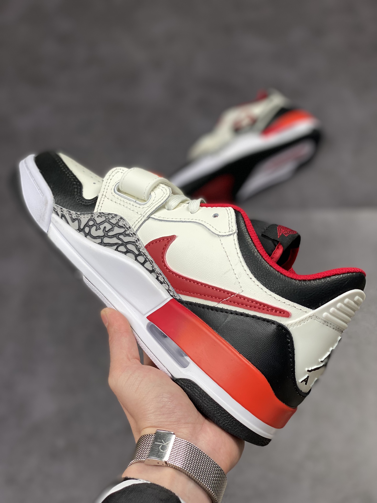 200 Air Jordan Legacy 312 Low 有着交错结合的设计FJ7221-101