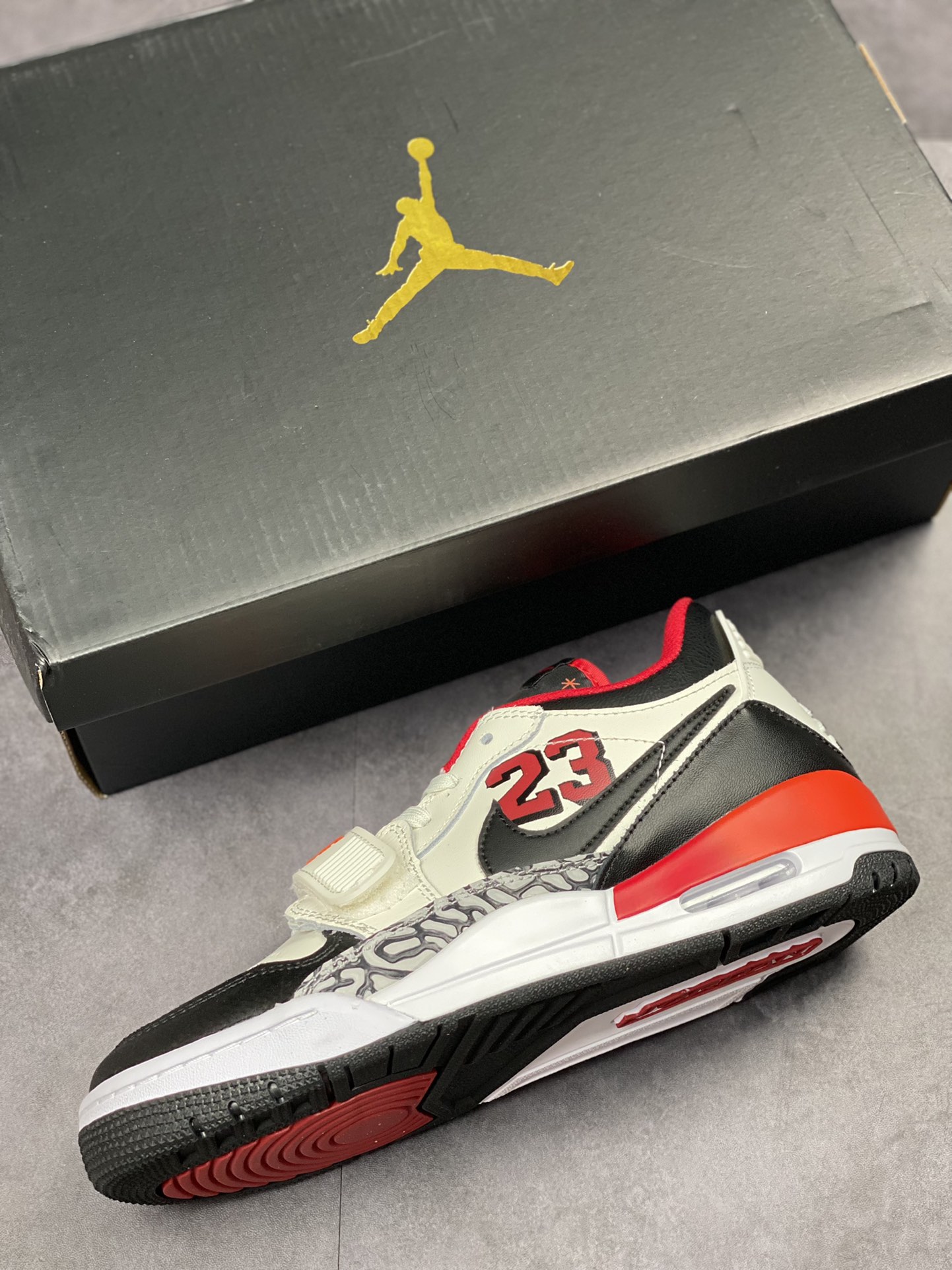 200 Air Jordan Legacy 312 Low 有着交错结合的设计FJ7221-101