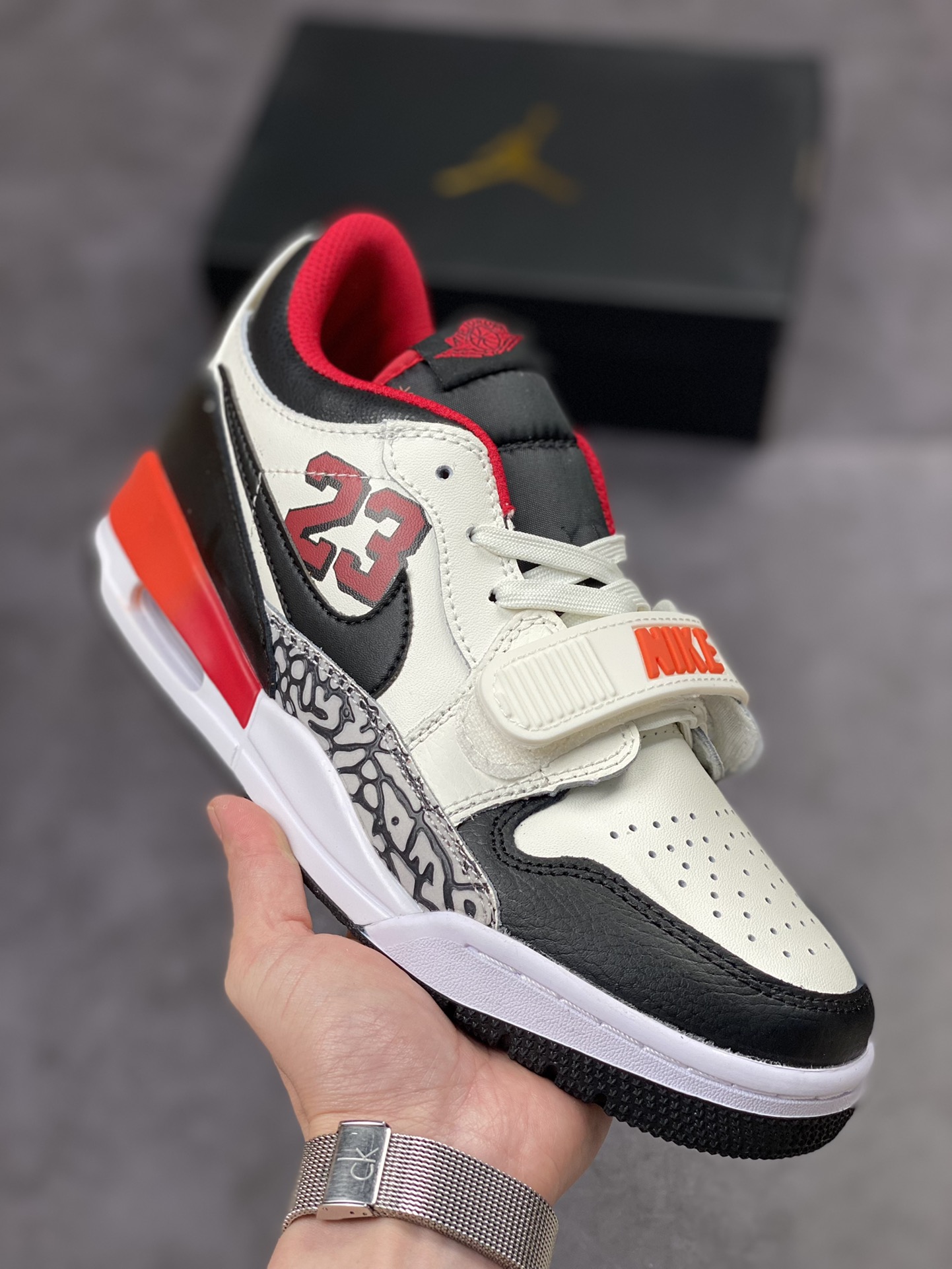 200 Air Jordan Legacy 312 Low 有着交错结合的设计FJ7221-101