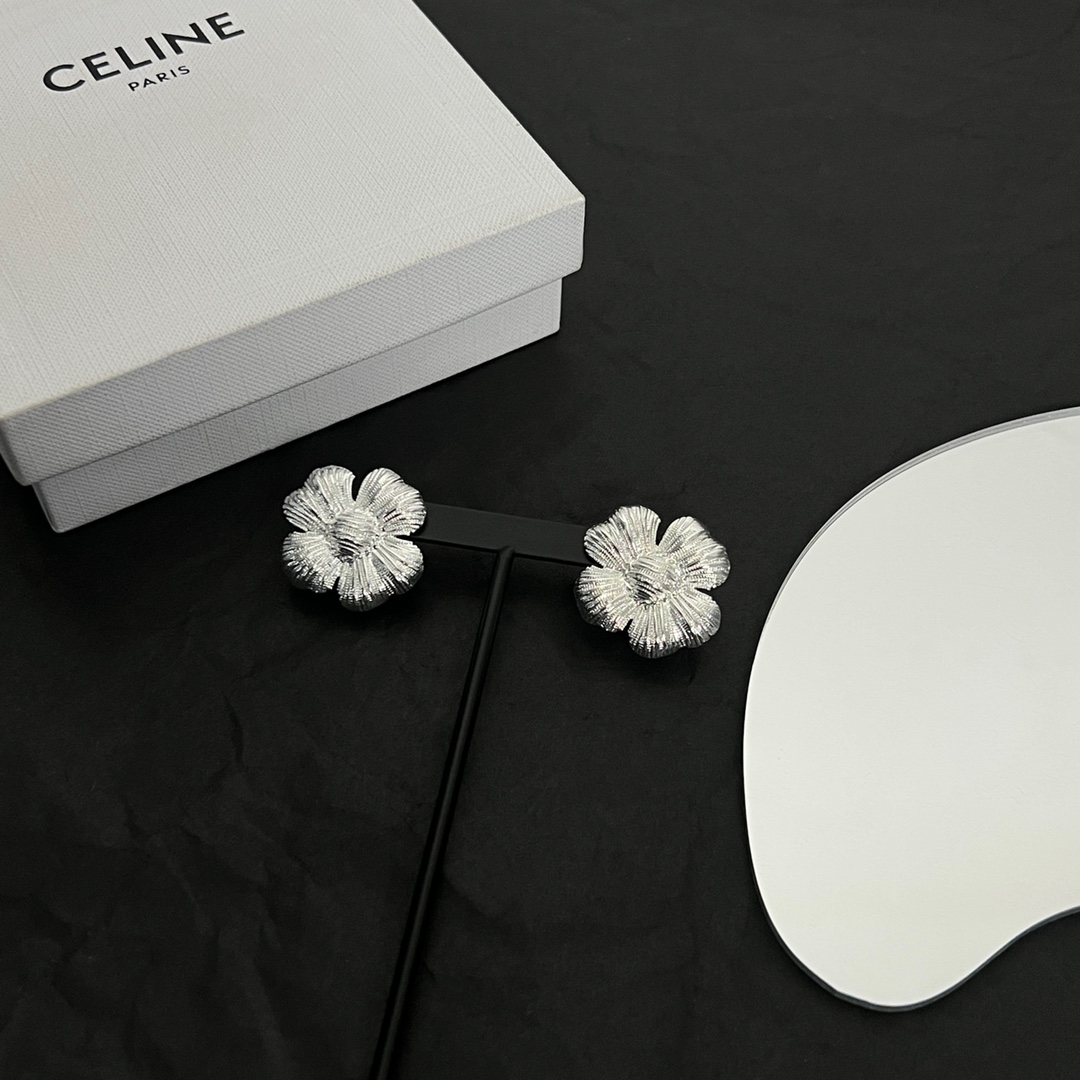 】Celine 赛琳 耳钉 一直是简约时尚界的标杆大胆的设计 百看不厌▪️搭配起来更Fashion ✨✨