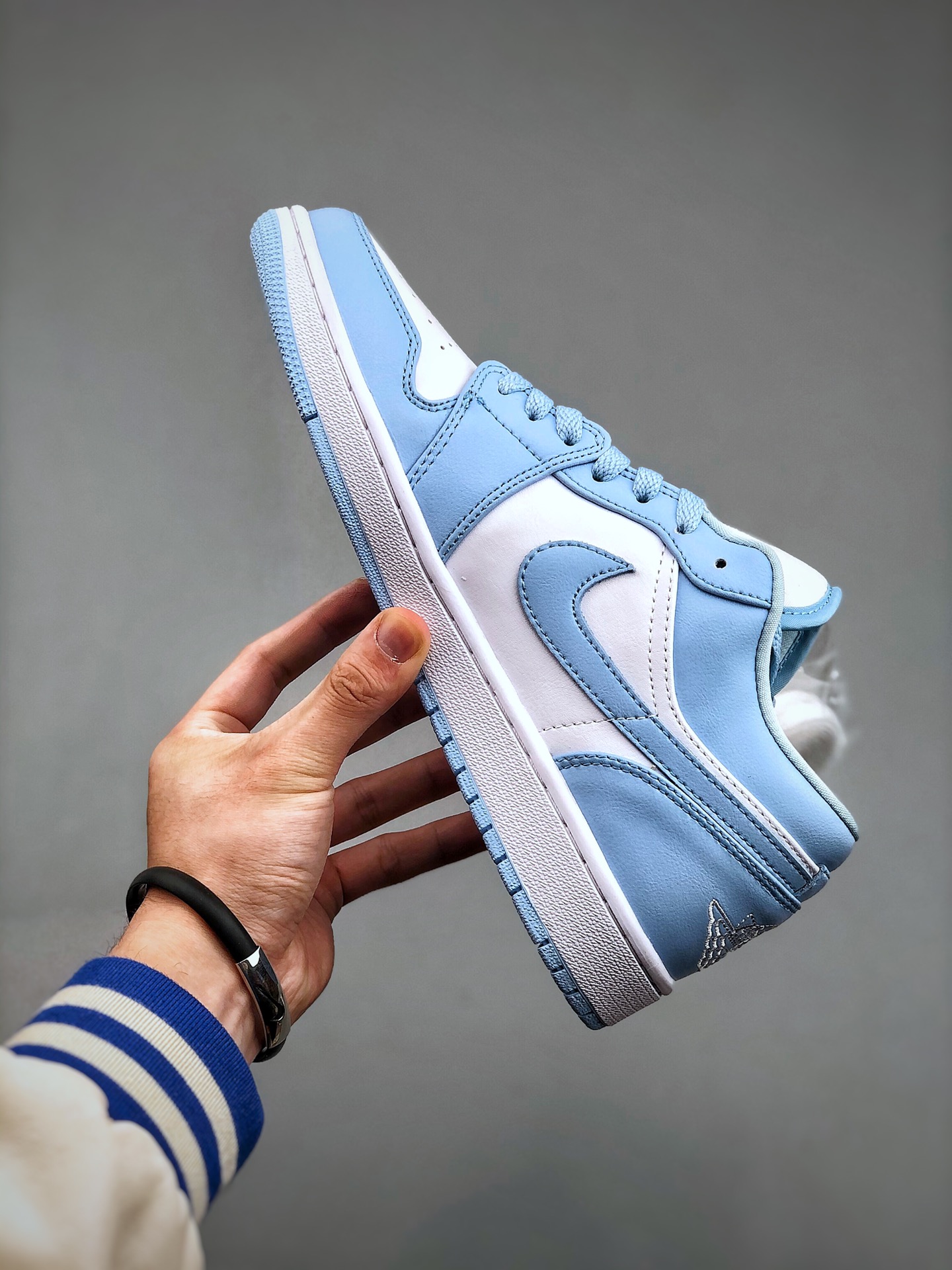 终端特价🉐️福利套现“双十二福利”
本地特价💰180
   BA版本  市面最高工艺 Air Jordan 1 Low "Aluminum" AJ1 乔1全新北卡蓝 DC0774-141 #鞋款采用白色皮革，而覆层、Swoosh 标志、鞋带、衬里和橡胶外底则采用铝蓝色。接下来，白色落在鞋舌上，在鞋跟和中底缝制 Wings 标志，完成外观。尺码：35-47（带半码）