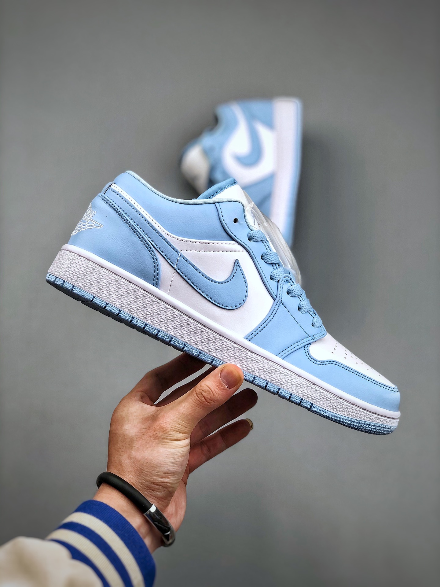 终端特价🉐️福利套现“双十二福利”
本地特价💰180
   BA版本  市面最高工艺 Air Jordan 1 Low "Aluminum" AJ1 乔1全新北卡蓝 DC0774-141 #鞋款采用白色皮革，而覆层、Swoosh 标志、鞋带、衬里和橡胶外底则采用铝蓝色。接下来，白色落在鞋舌上，在鞋跟和中底缝制 Wings 标志，完成外观。尺码：35-47（带半码）