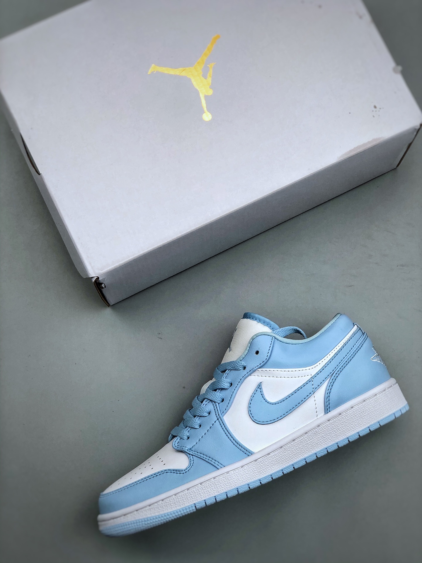终端特价🉐️福利套现“双十二福利”
本地特价💰180
   BA版本  市面最高工艺 Air Jordan 1 Low "Aluminum" AJ1 乔1全新北卡蓝 DC0774-141 #鞋款采用白色皮革，而覆层、Swoosh 标志、鞋带、衬里和橡胶外底则采用铝蓝色。接下来，白色落在鞋舌上，在鞋跟和中底缝制 Wings 标志，完成外观。尺码：35-47（带半码）