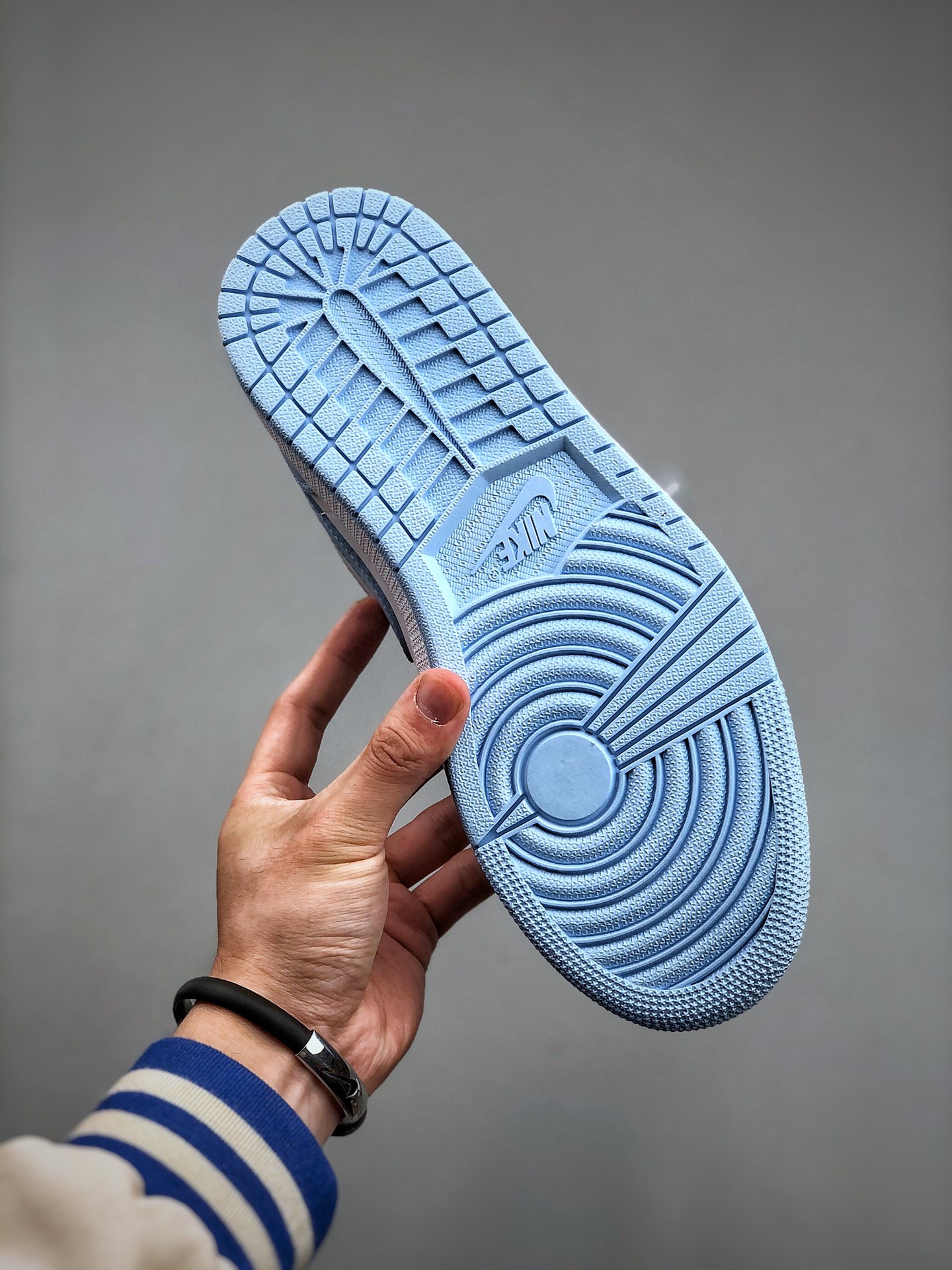 终端特价🉐️福利套现“双十二福利”
本地特价💰180
   BA版本  市面最高工艺 Air Jordan 1 Low "Aluminum" AJ1 乔1全新北卡蓝 DC0774-141 #鞋款采用白色皮革，而覆层、Swoosh 标志、鞋带、衬里和橡胶外底则采用铝蓝色。接下来，白色落在鞋舌上，在鞋跟和中底缝制 Wings 标志，完成外观。尺码：35-47（带半码）