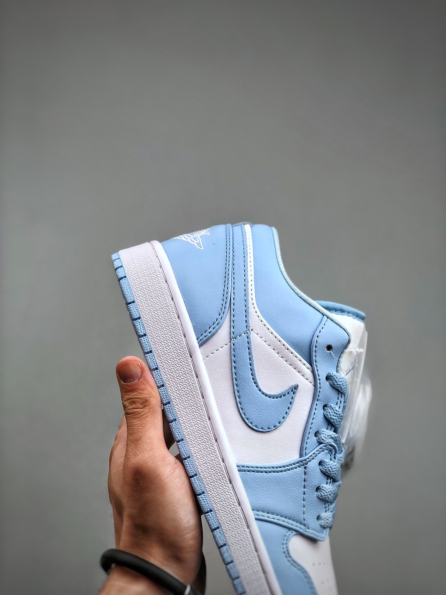 终端特价🉐️福利套现“双十二福利”
本地特价💰180
   BA版本  市面最高工艺 Air Jordan 1 Low "Aluminum" AJ1 乔1全新北卡蓝 DC0774-141 #鞋款采用白色皮革，而覆层、Swoosh 标志、鞋带、衬里和橡胶外底则采用铝蓝色。接下来，白色落在鞋舌上，在鞋跟和中底缝制 Wings 标志，完成外观。尺码：35-47（带半码）