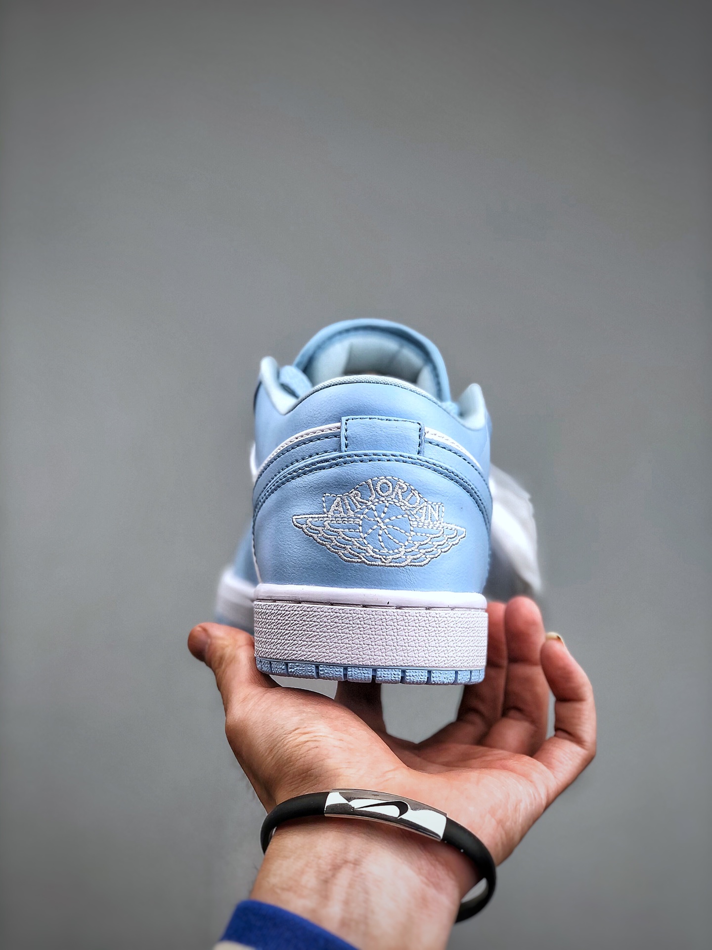 终端特价🉐️福利套现“双十二福利”
本地特价💰180
   BA版本  市面最高工艺 Air Jordan 1 Low "Aluminum" AJ1 乔1全新北卡蓝 DC0774-141 #鞋款采用白色皮革，而覆层、Swoosh 标志、鞋带、衬里和橡胶外底则采用铝蓝色。接下来，白色落在鞋舌上，在鞋跟和中底缝制 Wings 标志，完成外观。尺码：35-47（带半码）