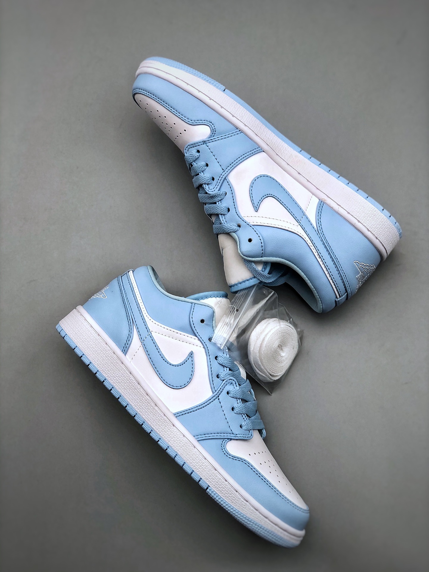 终端特价🉐️福利套现“双十二福利”
本地特价💰180
   BA版本  市面最高工艺 Air Jordan 1 Low "Aluminum" AJ1 乔1全新北卡蓝 DC0774-141 #鞋款采用白色皮革，而覆层、Swoosh 标志、鞋带、衬里和橡胶外底则采用铝蓝色。接下来，白色落在鞋舌上，在鞋跟和中底缝制 Wings 标志，完成外观。尺码：35-47（带半码）