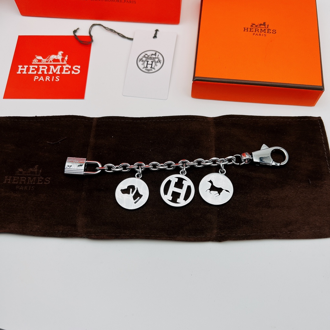 A 121-year-old horse’s bag chain. Rodeo Pegase package. Key button