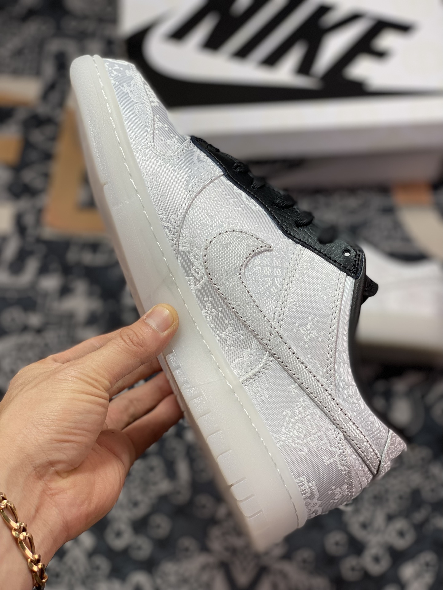 Dunk series low-cut casual sports skateboard shoes ”co-branded silk white and black scratch” 0315-110-Top High Quatity Cheap Sneakers Fashion Clothing Clothes Bags handbags Shoes of all Brand wholesale With The best Quality And Beautiful Price from China Factory Chinese suppliers wholesaler seller Dunk series low-cut casual sports skateboard shoes ”co-branded silk white and black scratch” 0315-110